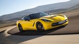 Der V8-Motor macht einen Höllenlärm