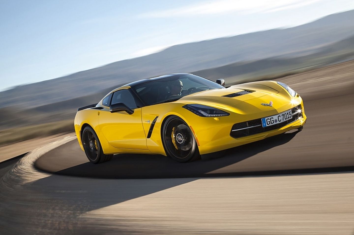 Der V8-Motor macht einen Höllenlärm