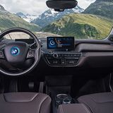 Das Eichen-Armaturenbrett (rechts) hübscht das Interieur auf