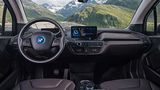 Das Eichen-Armaturenbrett (rechts) hübscht das Interieur auf