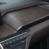 Die dunkle Eiche wirkt edel