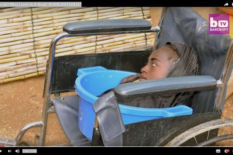 Ihre Familie transportiert Rahma Haruna in einem Plastikeimer durch das heimatliche Dorf in Nigeria