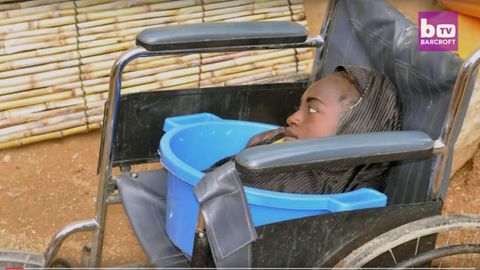 Ihre Familie transportiert Rahma Haruna in einem Plastikeimer durch das heimatliche Dorf in Nigeria