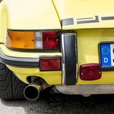 Schmale Heckleuchten garniert mit Chrom