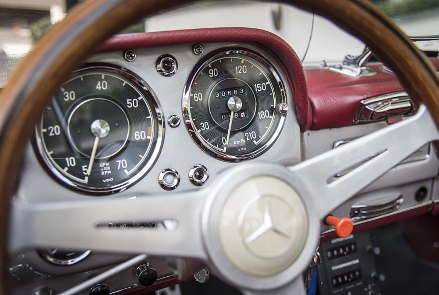 Der Mercedes 190 SL-R dreht bis 5.800 U/min