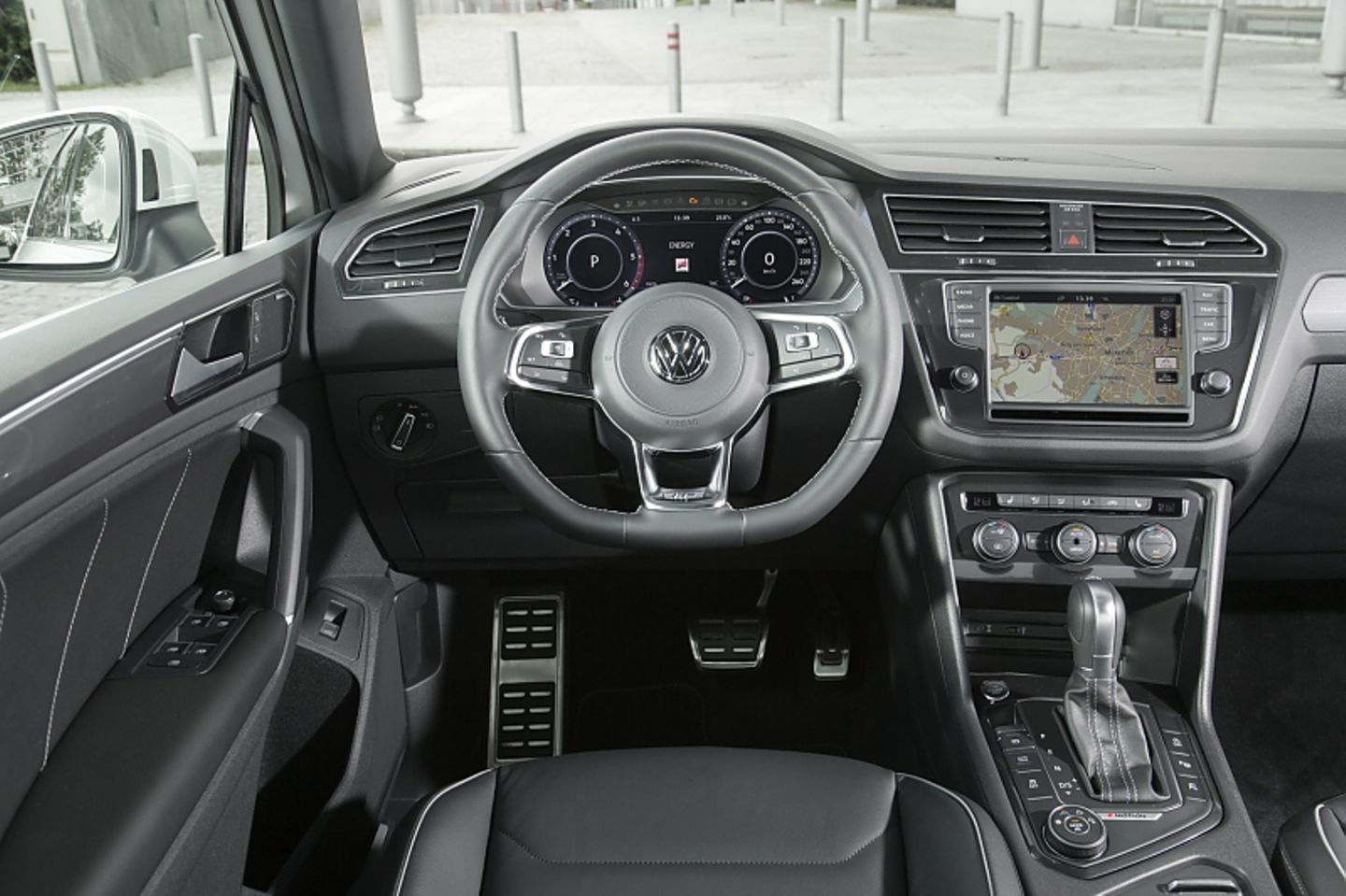 Das Cockpit des VW Tiguan 2.0 BiTDI 4motion