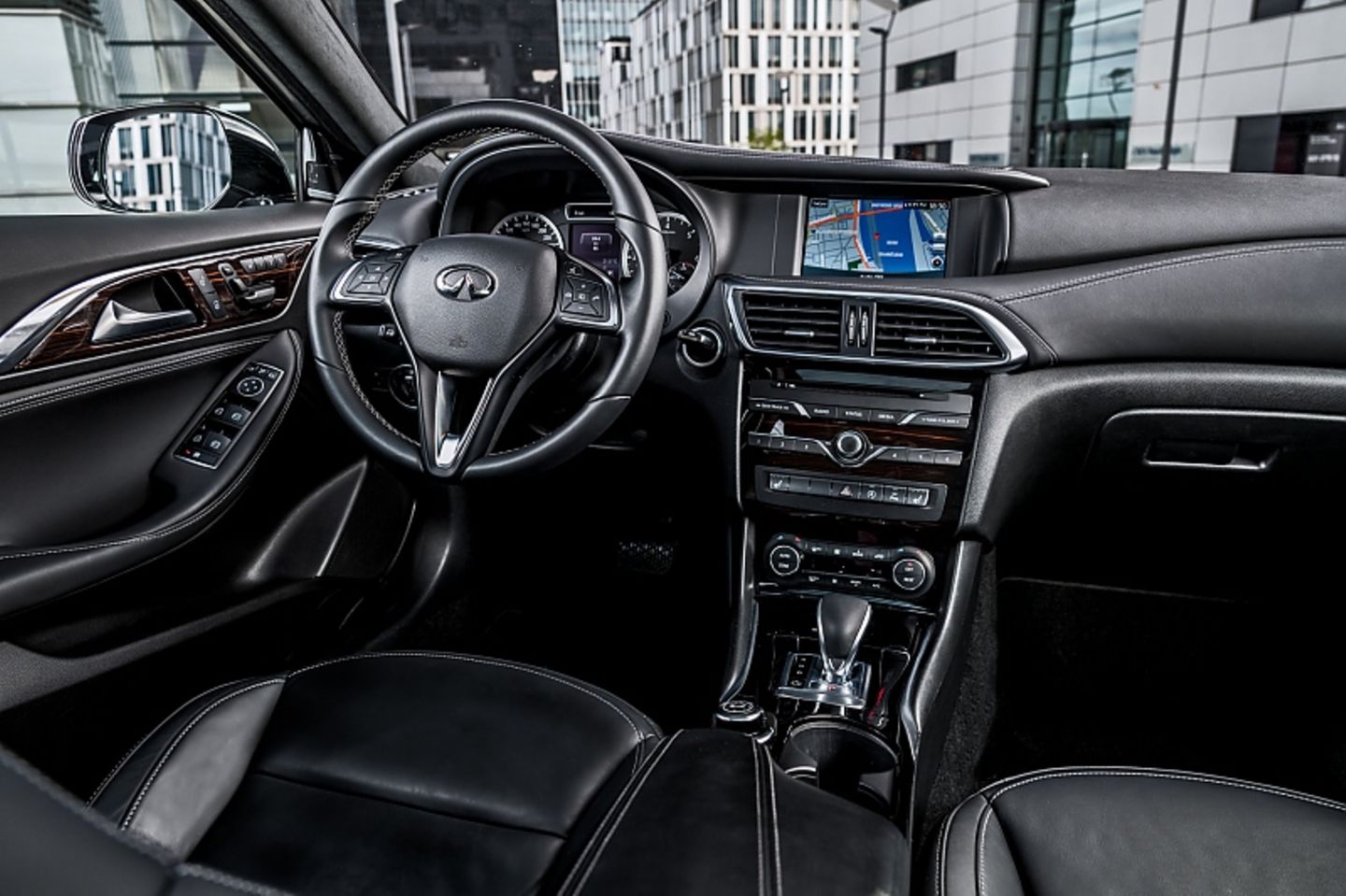 Das Cockpit des Infiniti QX30 2.2d AWD