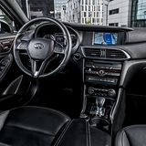 Das Cockpit des Infiniti QX30 2.2d AWD