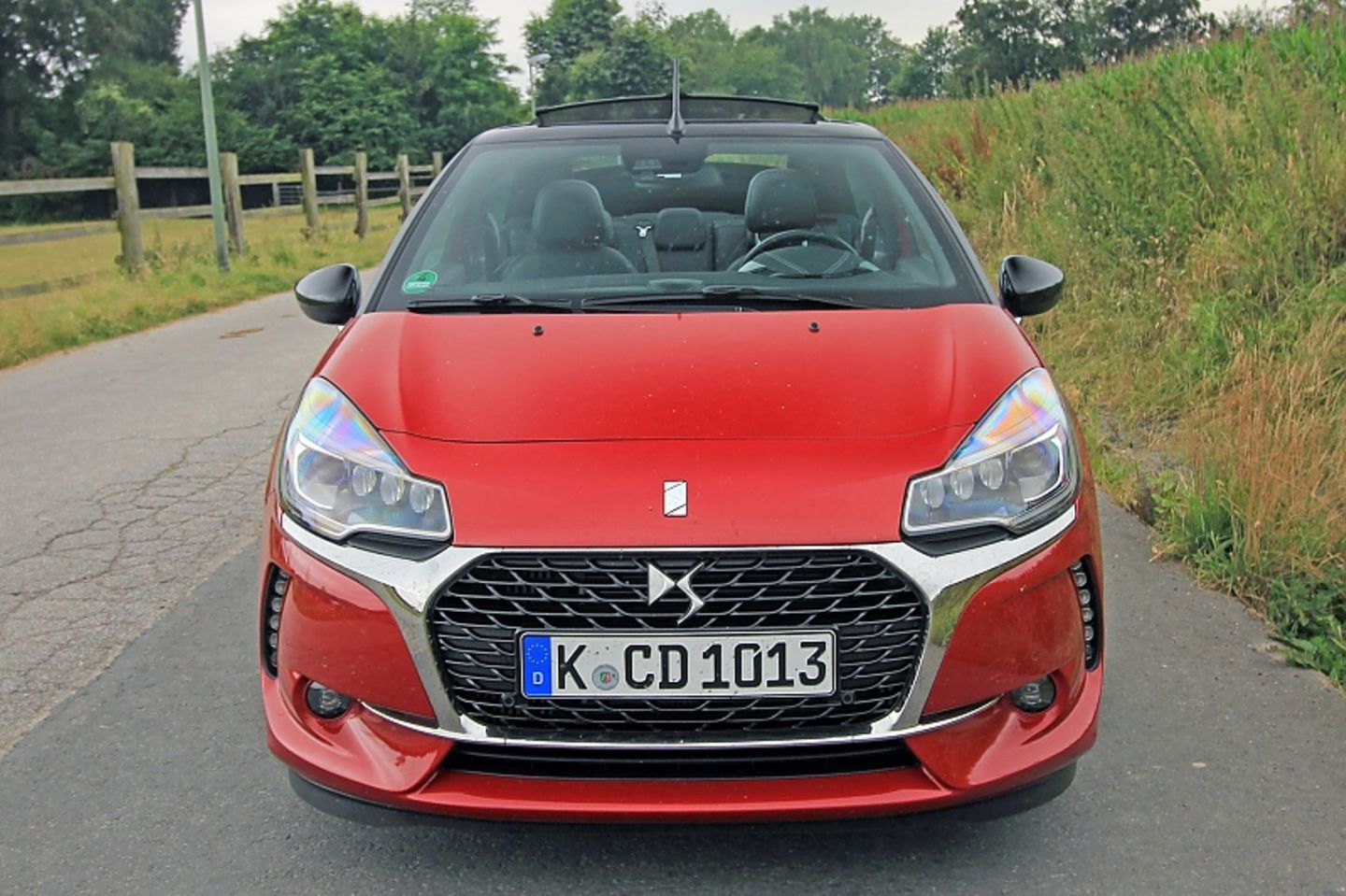 Von vorn schaut das DS3 Cabrio richtig schick aus.