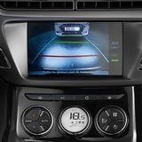 Eine Rückfahrkamera ist auch an Bord. Wenn sie rot aufleuchtet, sind noch gut 20 Zentimeter Platz.