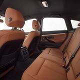 Hinten ist viel Platz, nur wird es für große Passagiere um den Kopf herum eng