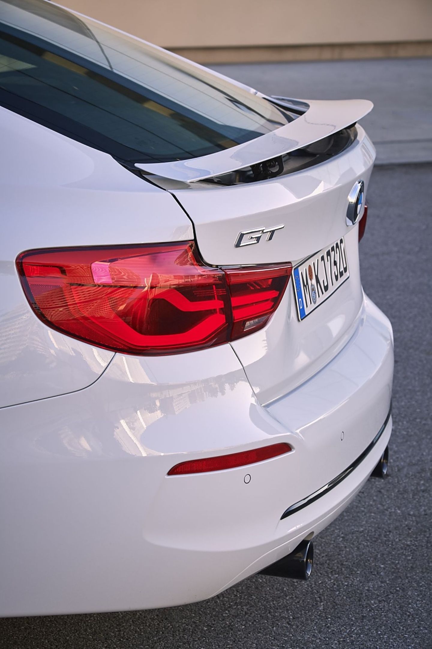 Der kleine Spoiler fährt automatisch aus und hilft beim Abtrieb