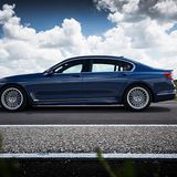 Der flache längliche Heckspoiler sorgt für Abtrieb