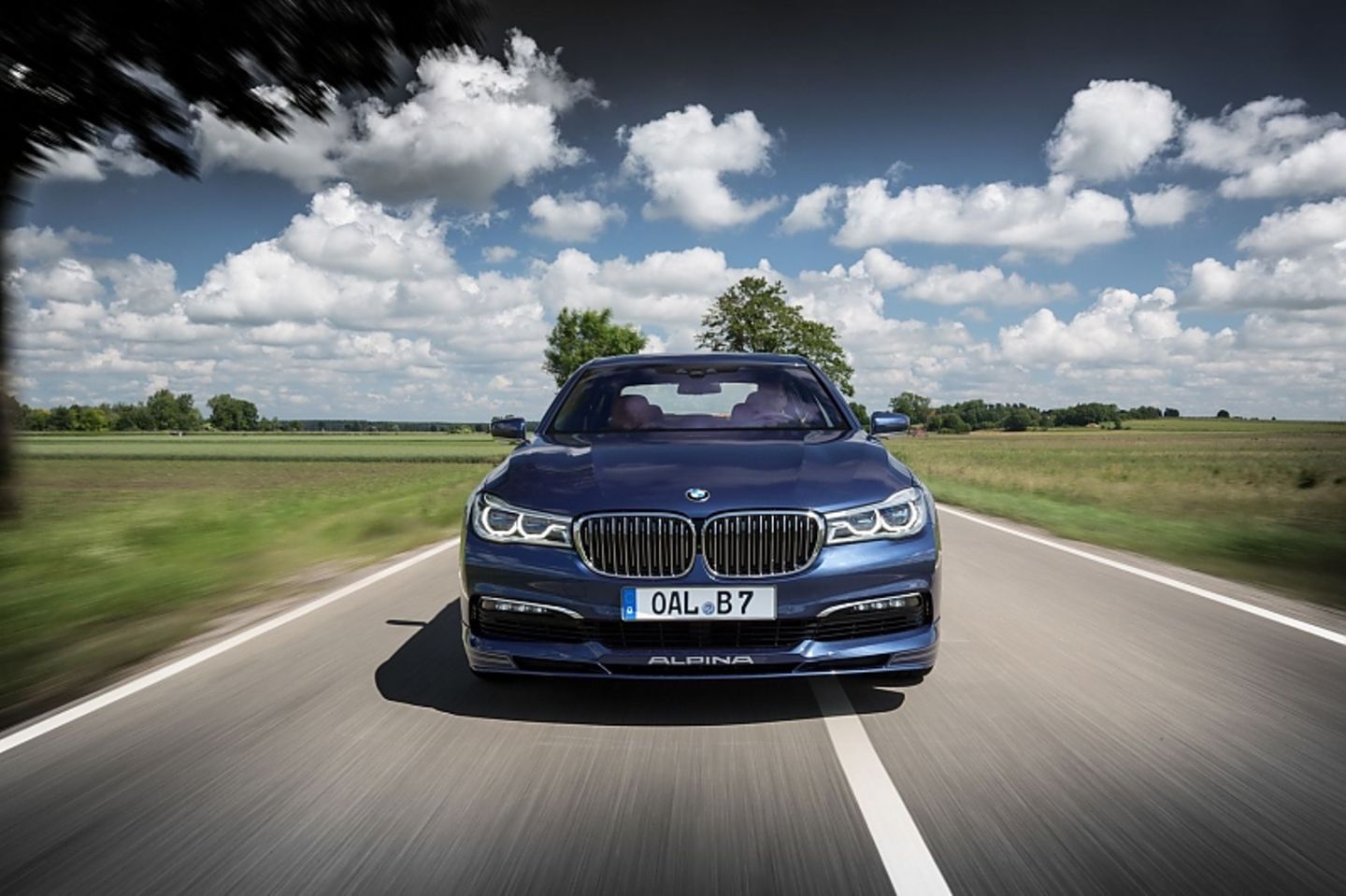 Der Alpina B7 tritt dank des maximalen Drehmoments von 800 Newtonmetern mächtig an