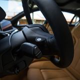 Bei Alpina wird traditionell mit Knöpfen geschaltet