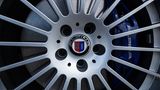 Typische Alpina-Felgen mit blauen Bremsbacken