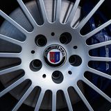 Typische Alpina-Felgen mit blauen Bremsbacken