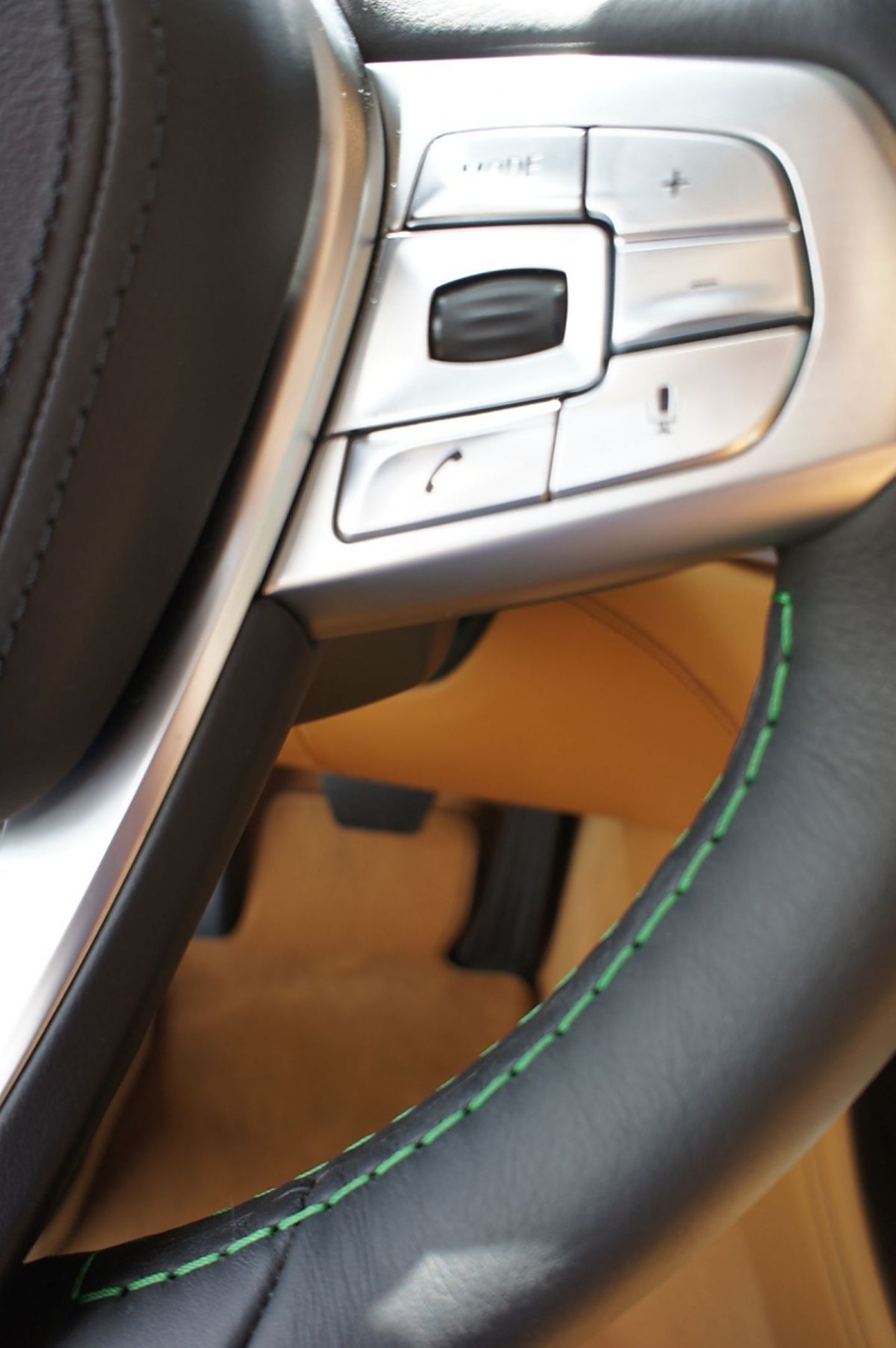 Die Fernbedienungs-Einheiten im Lenkrad stammen von BMW