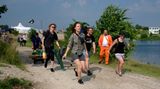 Die ersten warteten seit Freitag Nachmittag vor den provisorischen Toren zum Camping-Gelände. Dem entsprechend  groß ist der Ansturm auf die besten Plätze nach der Eröffnung am Samstag um 16 Uhr. Bereits vier Tage bevor das eigentliche Festival beginnt, feiern vor allem die jungen Dänen beim sogenannten Countdown den ehemaligen Warm-Up Days.
