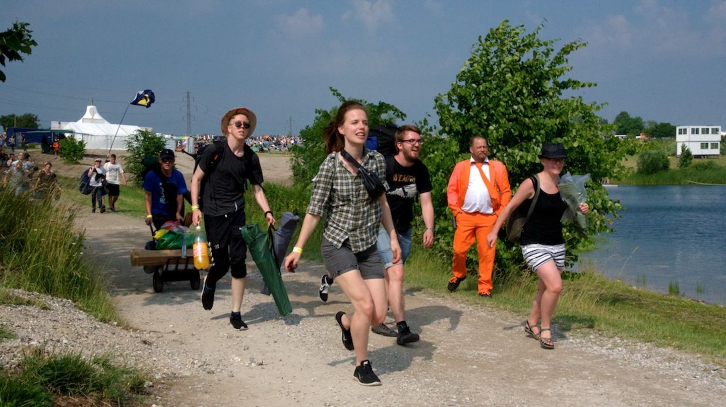 Ansturm auf's Camping Gelände Die ersten warteten seit Freitag Nachmittag vor den provisorischen Toren zum Camping-Gelände. Dem entsprechend groß ist der Ansturm auf die besten Plätze nach der Eröffnung am Samstag um 16 Uhr. Bereits vier Tage bevor das eigentliche Festival beginnt, feiern vor allem die jungen Dänen beim sogenannten Countdown den ehemaligen Warm-Up Days.