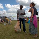 Roskilde hat ein ausgeklügeltes Pfand-System. Pro Dose oder Becher mit spezieller Roskilde-Markierung gibt es z.B. eine dänische Krone. Jedes Jahr kommen immer mehr Menschen, zum Teil mit ihren Familen, auf's Festival, allein um als Pfandsammler ihre finanzielle Lage aufzubessern. Sie gehören zum Festival- und Camping-Alltag dazu und werden von den Besuchern meistens freundlich begrüßt. Hier kommen wir beispielsweise mit einem jungen Ghanaer schnell ins Gespräch.