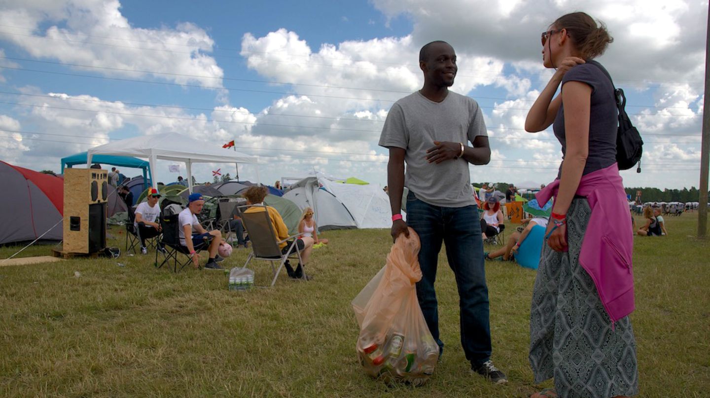 Roskildes lukratives Pfandsystem Roskilde hat ein ausgeklügeltes Pfand-System. Pro Dose oder Becher mit spezieller Roskilde-Markierung gibt es z.B. eine dänische Krone. Jedes Jahr kommen immer mehr Menschen, zum Teil mit ihren Familen, auf's Festival, allein um als Pfandsammler ihre finanzielle Lage aufzubessern. Sie gehören zum Festival- und Camping-Alltag dazu und werden von den Besuchern meistens freundlich begrüßt. Hier kommen wir beispielsweise mit einem jungen Ghanaer schnell ins Gespräch.
