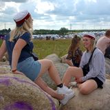 Viele der zumeist jüngeren Countdown-Teilnehmer haben gerade erst die Schule abgeschlossen; wie etwa diese beiden jungen Damen, die noch die traditionellen Abiturmützen tragen.