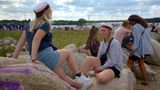 Viele der zumeist jüngeren Countdown-Teilnehmer haben gerade erst die Schule abgeschlossen; wie etwa diese beiden jungen Damen, die noch die traditionellen Abiturmützen tragen.