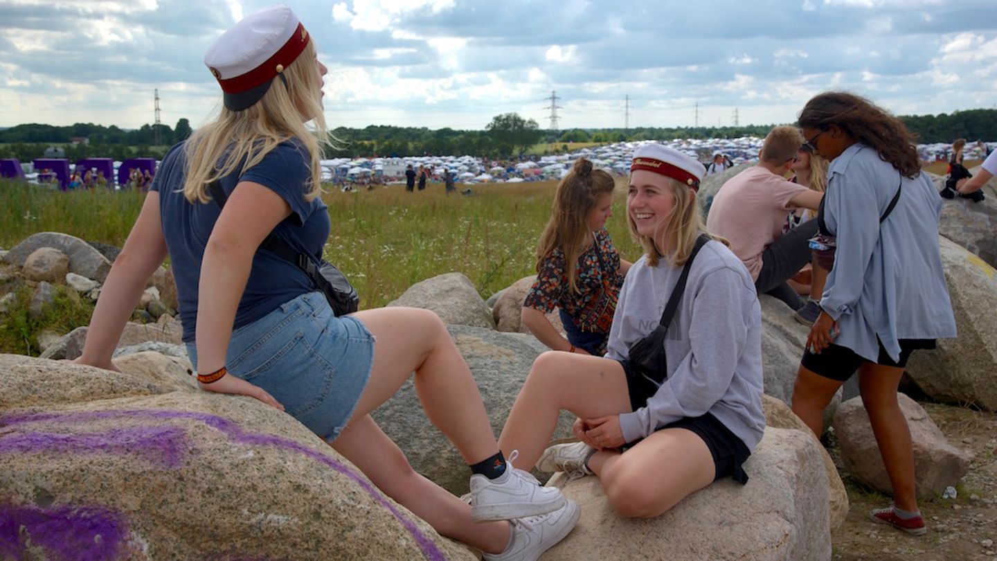 Viele der zumeist jüngeren Countdown-Teilnehmer haben gerade erst die Schule abgeschlossen; wie etwa diese beiden jungen Damen, die noch die traditionellen Abiturmützen tragen.