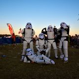 Viele Camps stellen sich unter einem bestimmten Motto dar und können so zum besten Camp des Jahres gewählt werden. Geboten werden kreative Zeltdekoration, Verkleidung der Bewohner, DJ-Programm und Kunstaktionen. Aber das Ganze hat auch seine dunkle Seite: um Camp des Jahres zu werden muß man auffallen. Und das geht am besten wenn man rund um die Uhr durch feiert. Aber auch wenn alle die meiste Zeit gerne mitfeiern, es gibt ebenso Nachbarn, die gern mal ein wenig Schlafen würden.