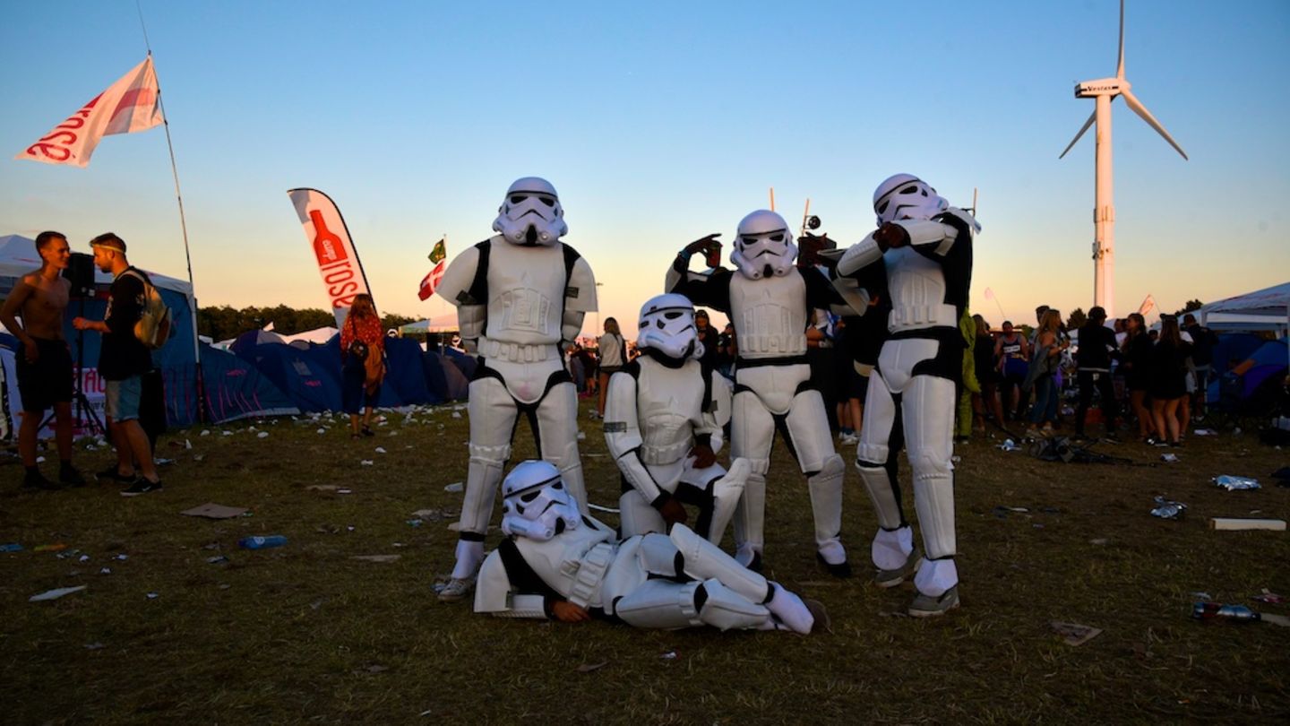 The Dark Side Viele Camps stellen sich unter einem bestimmten Motto dar und können so zum besten Camp des Jahres gewählt werden. Geboten werden kreative Zeltdekoration, Verkleidung der Bewohner, DJ-Programm und Kunstaktionen. Aber das Ganze hat auch seine dunkle Seite: um Camp des Jahres zu werden muß man auffallen. Und das geht am besten wenn man rund um die Uhr durch feiert. Aber auch wenn alle die meiste Zeit gerne mitfeiern, es gibt ebenso Nachbarn, die gern mal ein wenig Schlafen würden.