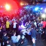 Um in der Dream City zu kampieren muss man ein Konzept einreichen. Gefragt sind kreative Bauten und Ideen, die einen zusätzlichen Nutzen für die Bewohner UND alle anderen Festivalgänger anbieten. Neben einer Kirche, einem Gemeindezentrum, einem Postamt, einer Bibliothek, und einer traditionellen Bodega – dem dänischen Pub – gibt es vor allem jede Menge ausgefallener Party-Locations. Tanzen und pogen und pogen und tanzen... Hier ein Blick vom Zoo-Tower auf das Epizentrum der Dream-City bei Nacht.