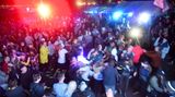 Um in der Dream City zu kampieren muss man ein Konzept einreichen. Gefragt sind kreative Bauten und Ideen, die einen zusätzlichen Nutzen für die Bewohner UND alle anderen Festivalgänger anbieten. Neben einer Kirche, einem Gemeindezentrum, einem Postamt, einer Bibliothek, und einer traditionellen Bodega – dem dänischen Pub – gibt es vor allem jede Menge ausgefallener Party-Locations. Tanzen und pogen und pogen und tanzen... Hier ein Blick vom Zoo-Tower auf das Epizentrum der Dream-City bei Nacht.