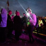 Obwohl Gummistiefel und Hotpants bzw. Chucks und Shorts am Tage die beliebtesten Kleidungsstücke sind, empfehlen sich nachts je nach Naturell auch mal wärmere oder schickere Klamotten.