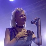 In Skandinavien kennt man drei Arten der Aurora. Die klassische Morgenröte, die Nordlichter (Aurora Borealis) und eine quirlige Zwanzigjährige Namens Aurora mit samtweicher Stimme. Letztere eröffnete das Festival auf der Pavillion Bühne.