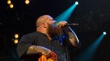 Zur gleichen Zeit rappt Action Bronson, ein gelernter Koch aus dem New Yorker Stadtteil Flushing bzw. Queens auf der neu gestalteten Avalon Bühne. Das Trikot in seiner Hand ist eine Liebeserklärung an den Kopenhagener Freistaat Christiania.