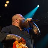 Zur gleichen Zeit rappt Action Bronson, ein gelernter Koch aus dem New Yorker Stadtteil Flushing bzw. Queens auf der neu gestalteten Avalon Bühne. Das Trikot in seiner Hand ist eine Liebeserklärung an den Kopenhagener Freistaat Christiania.