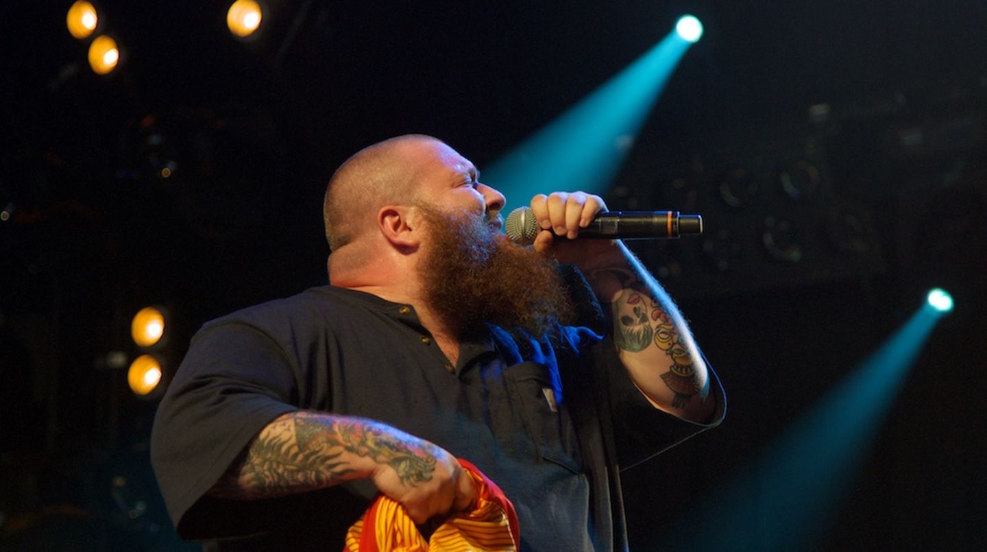 Action Bronson Zur gleichen Zeit rappt Action Bronson, ein gelernter Koch aus dem New Yorker Stadtteil Flushing bzw. Queens auf der neu gestalteten Avalon Bühne. Das Trikot in seiner Hand ist eine Liebeserklärung an den Kopenhagener Freistaat Christiania.