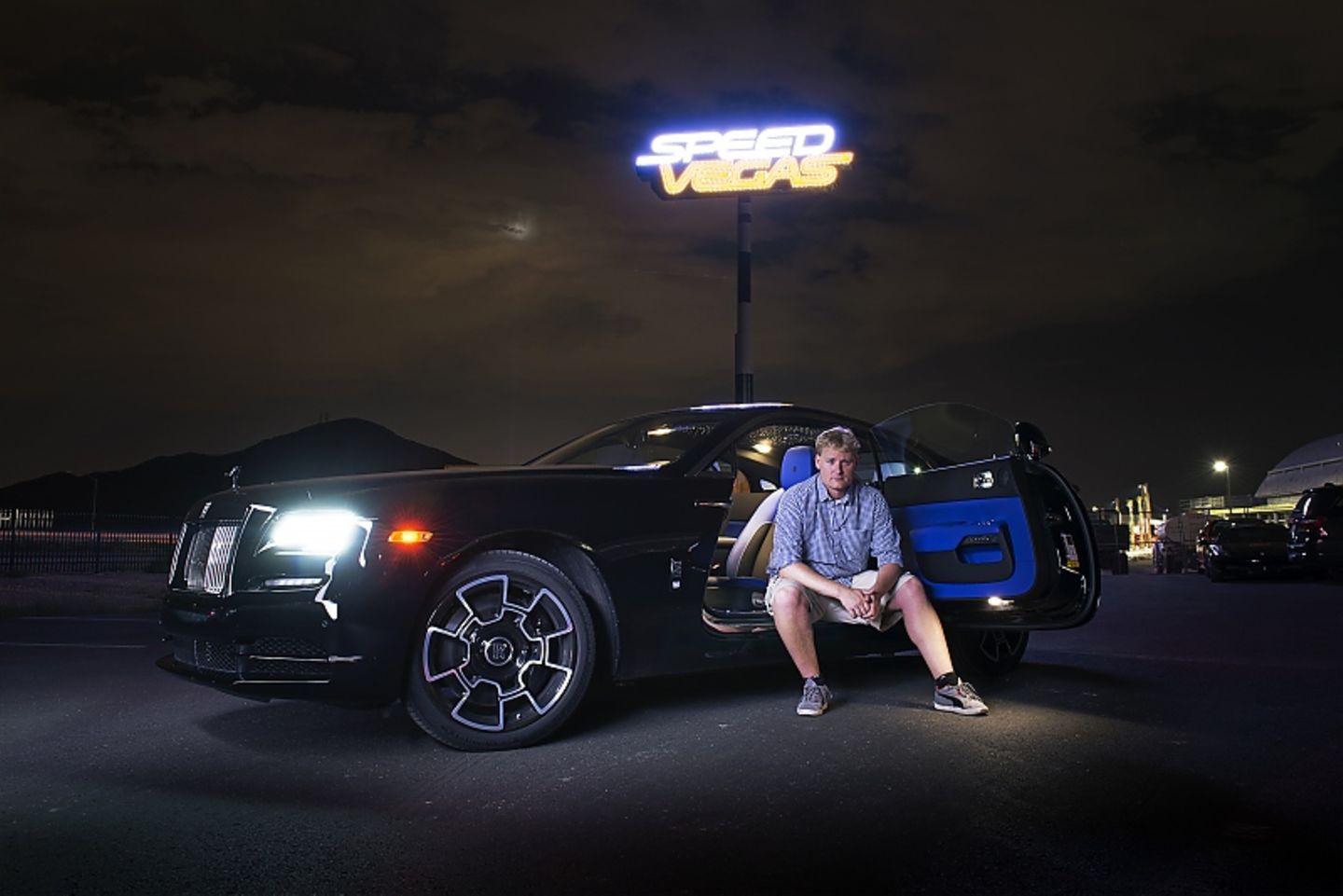 Redakteur Marcel Sommer im neuen Rolls-Royce Wraith Black Badge.