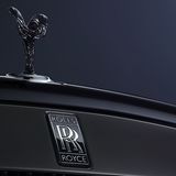 Die schwarze Kühlerfigur und das Negativ-Logo von Rolls-Royce fallen auf.