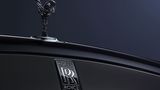 Die schwarze Kühlerfigur und das Negativ-Logo von Rolls-Royce fallen auf.