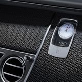 Das Unendlichkeitszeichen findet sich auf der analogen Uhr, den Einstiegsleisten und auf der Rückbank wieder.