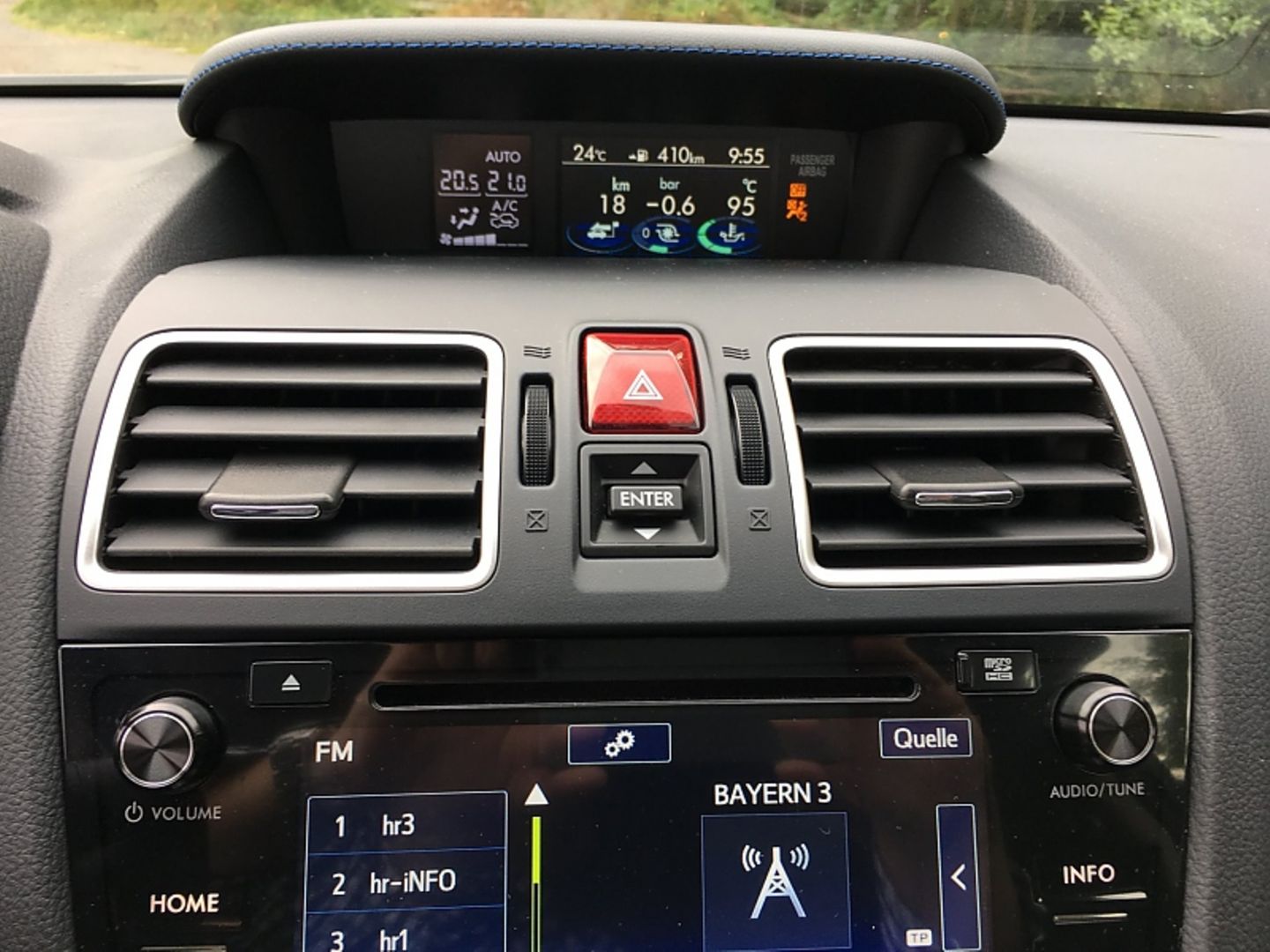 Subaru Levorg 1.6i - oben der kleine Bordcomputer