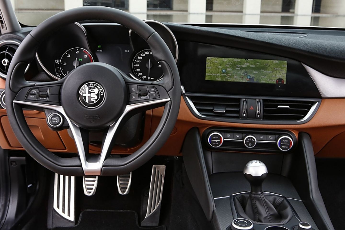 Schickes Cockpit mit großem Display