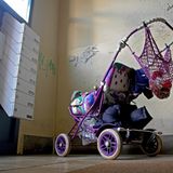 Kinderwagen im Treppenhaus