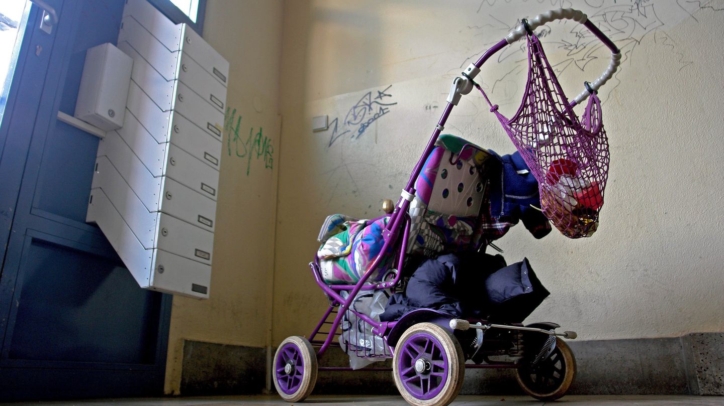 Kinderwagen im Treppenhaus Kinderwagen im Treppenhaus