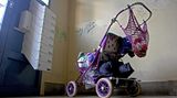 Kinderwagen im Treppenhaus