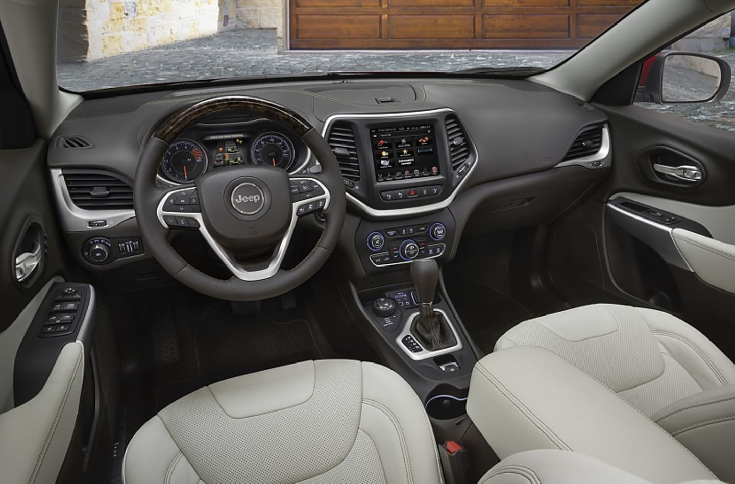 Das Cockpit des Jeep Cherokee 2.2 Multijet Overland