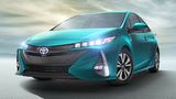 Bis zu 1.000 Kilometer weit kommt der Toyota Prius Plug-in Hybrid mit einer knapp 45 Liter großen Tankfüllung.