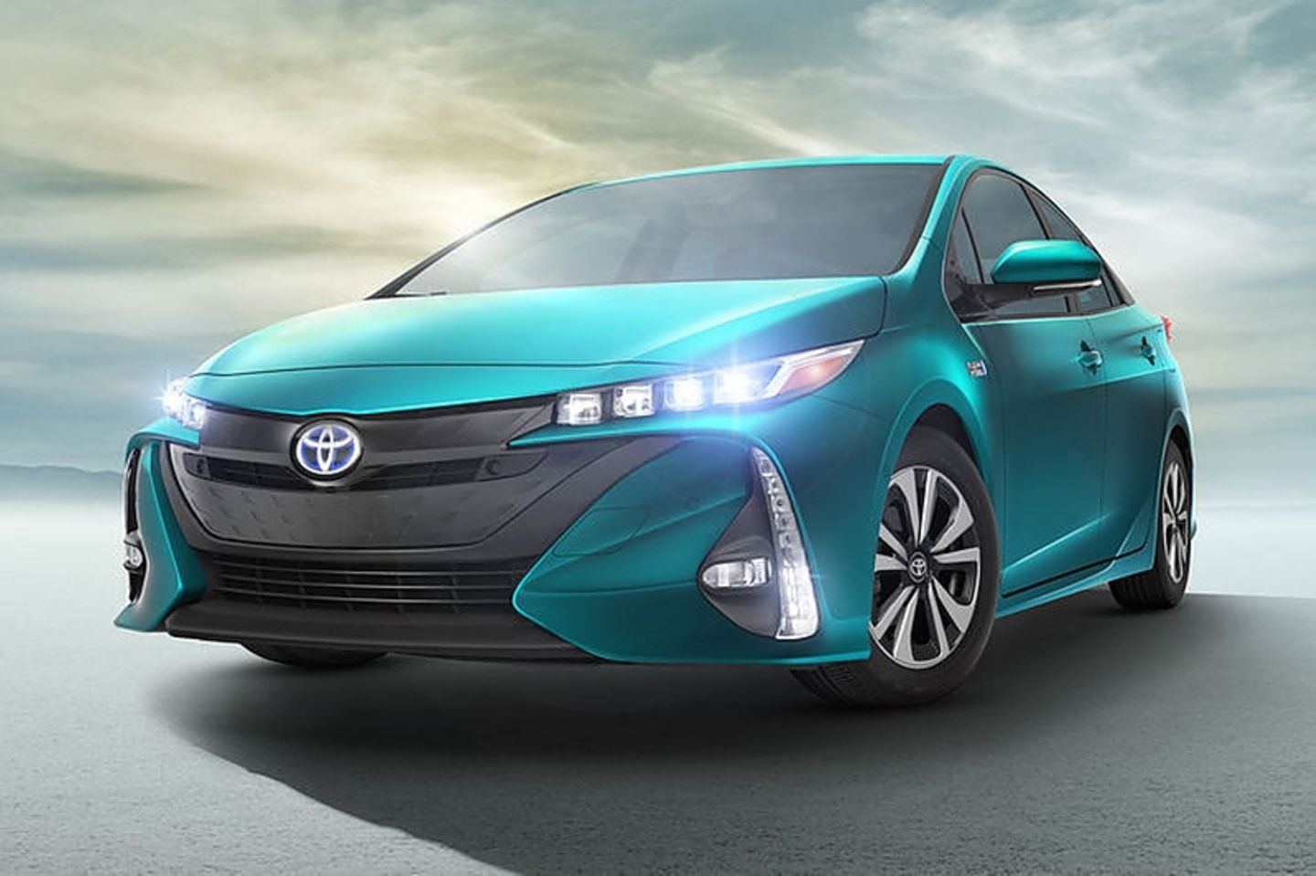 Bis zu 1.000 Kilometer weit kommt der Toyota Prius Plug-in Hybrid mit einer knapp 45 Liter großen Tankfüllung.